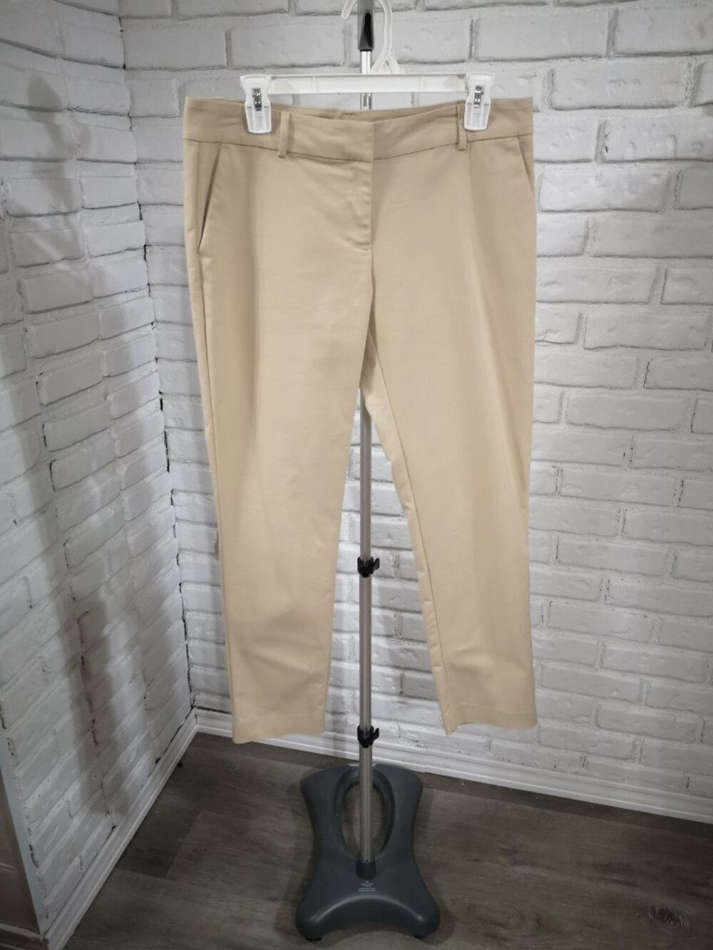 Sung Alfred Sung Ladies Size 8 Light Tan Zipper & 2 Clasp Closure Chino Pants